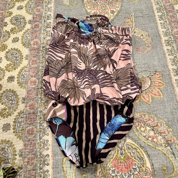 Maaji kids size 6 reversible swim suit - Picture 2 of 3
